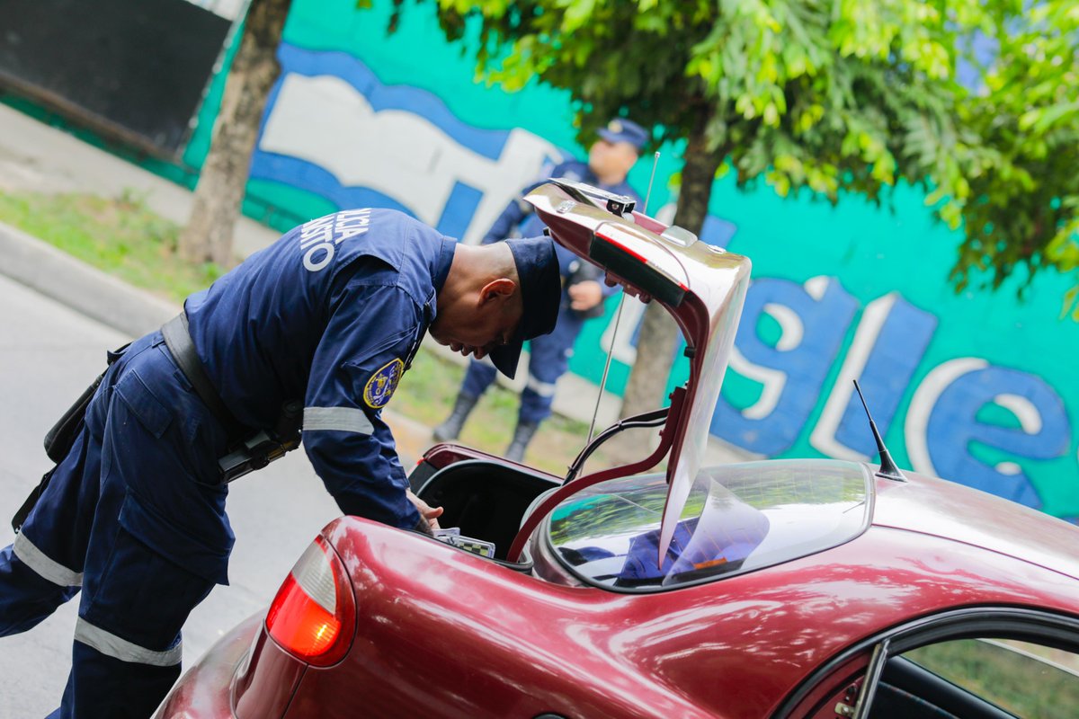 Mediante controles vehiculares en la colonia Tikal, en Apopa, impediremos el traslado de ilícitos o delincuentes que huyan de la #GuerraContraPandillas Ningún remanente de terroristas escapará de la justicia.