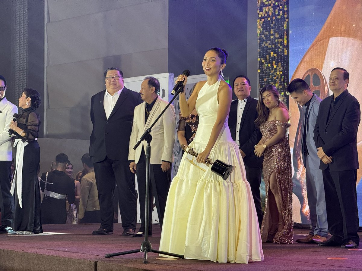 ABSCBNNews's tweet photo. LOOK: Kapamilya actress Kathryn Bernardo wins 72nd FAMAS Best Actress award for the movie “A Very Good Girl." | via @KrishnanGaniel https://t.co/Si8QYc4jwq