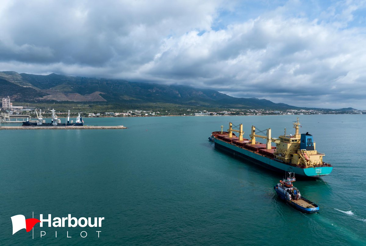 Jasmina D assisted tugs inbound Alcanar/Cemex port. 
harbourpilot.es/wp-content/upl…
#Port #Shipping #TransportMaritime #PortOperations #GlobalTrade #MaritimePhotography #GlobalShipping #Logistics #SupplyChain #MaritimeStrategy #ShipPhotogrphy #Containership #Maritime #CEMEX