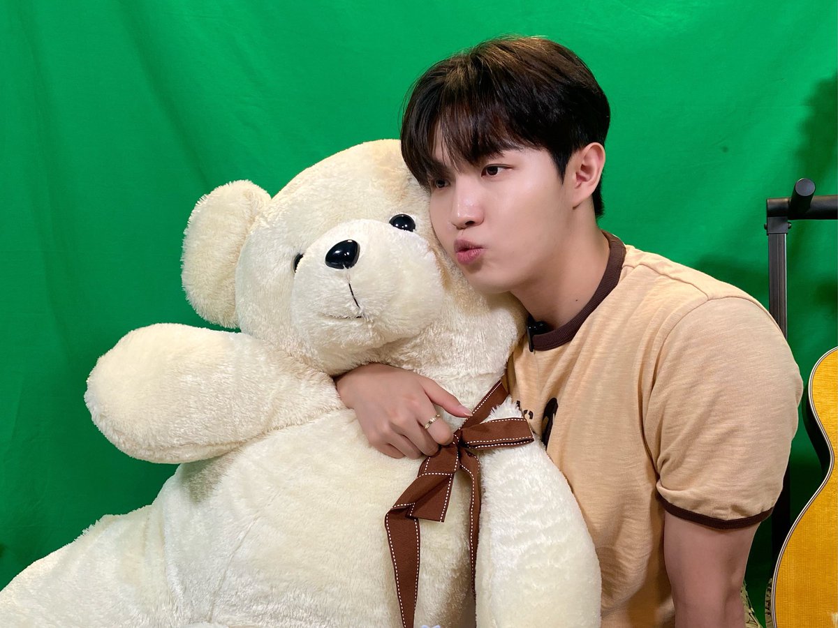 L0V3__KPOP's tweet photo. 노래 잘하는 재환이 오빠 생일 축하해요 🎉🎉🎉🎂
#김재환 #KIMJAEHWAN #キムジェファン
#윈드의_명창강아지_태어났짼
#HAPPY_JAEHWAN_DAY https://t.co/go9AeKxeB4