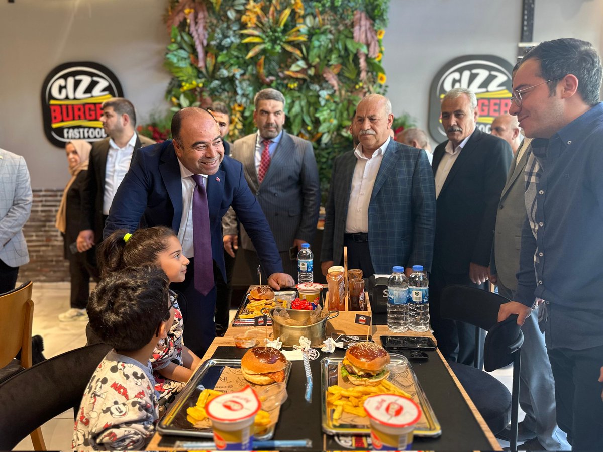 nihatcftc's tweet photo. Şehrimizin ve ilçemizin ekonomik olarak gelişmesi için her zaman girişimcilerin yanındayız.

 Karaköprü'müzde faaliyete başlayan restaurantın açılışını gerçekleştirdik. Genç girişimcilerimiz Umut Kama ve Ömer Kama'ya bereketli kazançlar diliyorum. https://t.co/bEaih4wtzC