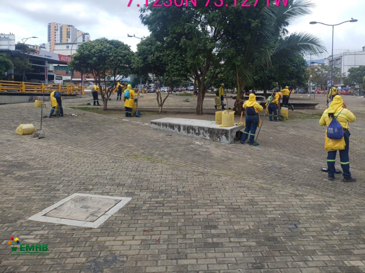 EmabEsp's tweet photo. 🟢#ComprometidosConBGA: Nuestra #FuerzaAmarilla se tomó la plazoleta de la Av Quebrada seca con Cr 15 

✅Realizamos poda
✅Limpiamos y recogimos los residuos 
✅Lavamos y dejamos totalmente limpio este espacio

💛💚Estamos trabajando para ver a #BucaramangaBonita otra vez! #Emab https://t.co/e8je7kNJvQ