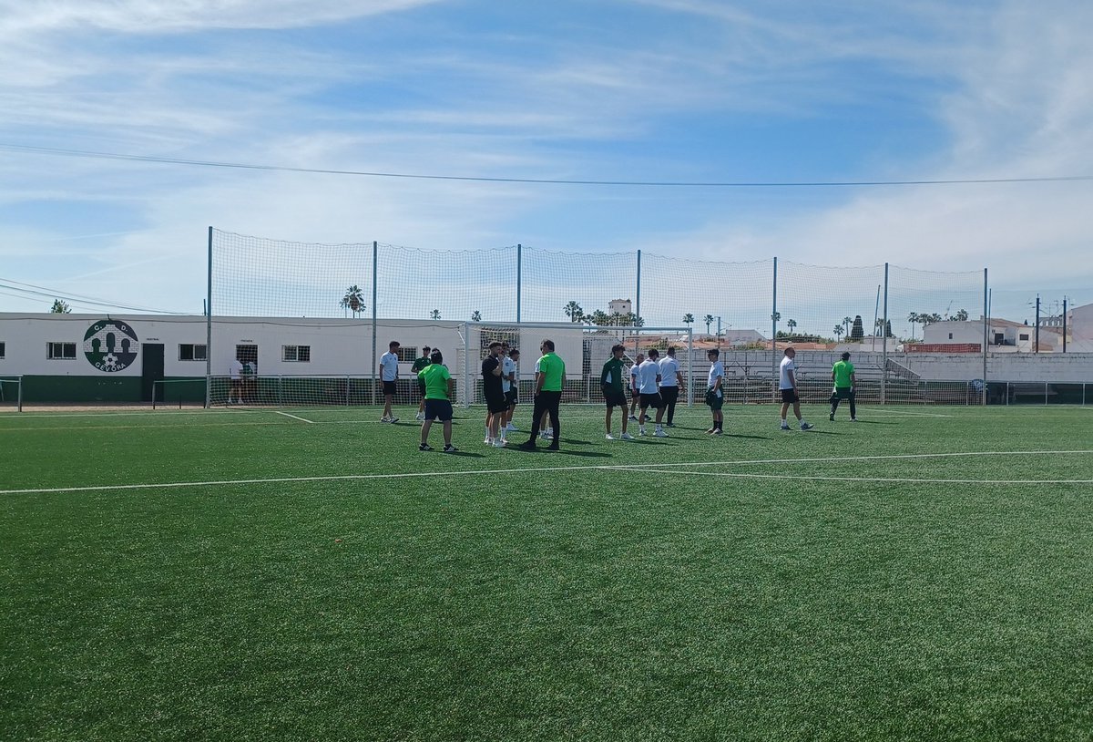 🏟 Ya está el <a href="/CPChinato/">CP Chinato</a> pisando el césped del Municipal de Gévora.

👋 ¡Bienvenidos a Gévora!

#Playoffs
#CDGChinato