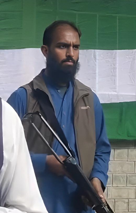 It's him...none other than the chief security guard of the notorious LeT & JuD leader Rizwan hanif His face was blurred by original video creator