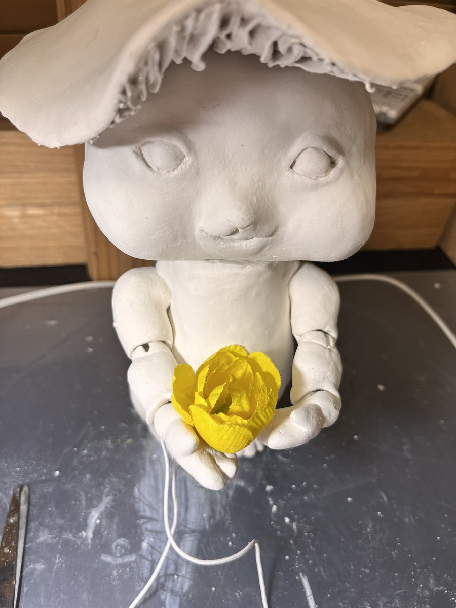 VioletPeony1's tweet photo. 今作ってるのはこちら。
キノコうさぎ。
最終バランス確認でちゃんと立つし座れるようになりました。
腕もいい調子、ら
それでは磨いて色を塗り始めますかねー
＃人形
#スカルプチャー
#まずは今年10月人形展にだす
＃来年の今頃に本格展示します https://t.co/A5i4qutsHw