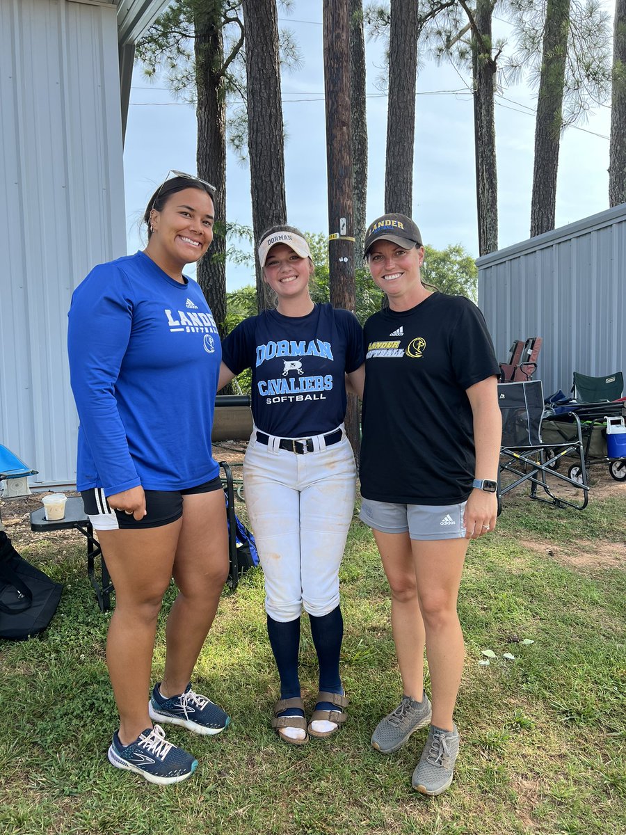 LoganSmith_2026's tweet photo. Thank you @Maddie_Evans7 and Lander University for hosting a great camp and showcase to get my summer started.  Pitched 4.1 innings with 10k and allowing 2 hits and 1 run.  I also contributed at the plate hitting .625 with 5rbi. @CoastRecruits @SoftballRecruit @SBRRetweets https://t.co/qI6iK0Jnng