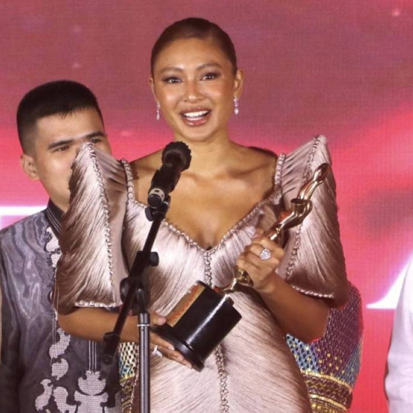 nikowl's tweet photo. FAMAS crowning their last two Best Actress winners for thriller films starring two young actresses who carried their movies by the sheer strength of their performances and star power (no loveteams!) is simultaneously insane and amazing.🤯 https://t.co/IgbYiUeWVD