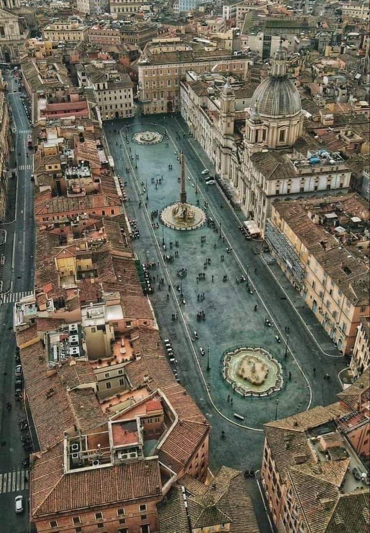 Piazza Navona est situé à Rome. Il est construit sur le site du stade de Domitien du 1er siècle après JC et suit la forme de l'espace ouvert du stade dans un ovale allongé. Les anciens Romains y allaient pour regarder les agones, et c'est pourquoi on l'appelait 'Circus Agonalis'.