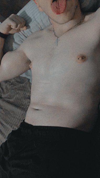 Ahorita anda dormidita. &iquest;Me ayudas a despertarla? Ya tiene ganas🍆🥵💦  RT🔁 DM✉️  @CulioneroFilms @Universal_C_xxx