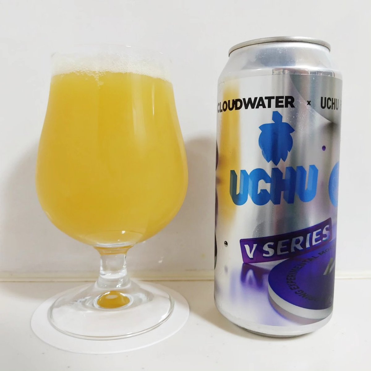 teru_kon2maru's tweet photo. 今夜は、Collaboration Beer🍺
かなりレアなのかな🤔
運良く入手できたBeerです😀
#CLOUDWATER
#UCHUBREWING_JAPAN
#V_SERIES
#DIPA_v15
#CollaborationBeer
#味の感じ方は人それぞれ
#クラフトビールを楽しもう https://t.co/J2pdsxXl5H
