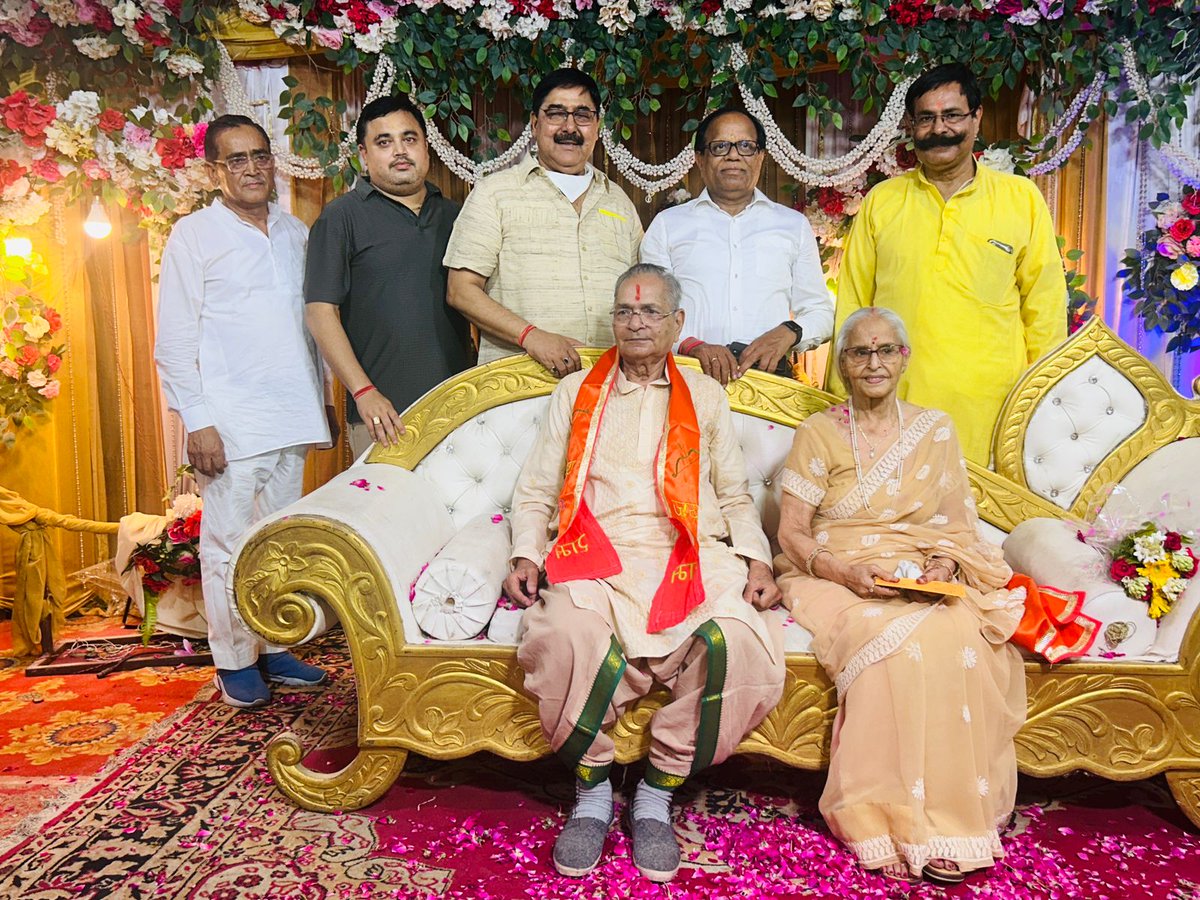 जे.सी. गेस्ट हाउस, निराला नगर, लखनऊ में श्री राम किशोर जी एवं श्रीमती लीला जी की शादी के 60वीं वर्षगांठ के शुभ अवसर पर सम्मिलित होकर उनको बहुत-बहुत शुभकामनाएं दी ।।

#BJP4IND #BLSantosh #BJP4UP #brajashpathak  #Dharampalsingh #RajnathSingh #BhupendraSinghChaudhary