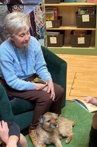 PetsAsTherapyUK's tweet image. "My #PATDog Thomas and I (Sue) visit a local school. Before Easter we had a great breakthrough with a #non-verbal little girl we have been working with for a year."

Could your #school benefit from a PAT Dog? petsastherapy.org/information/in…
#PetsAsTherapy #Edu #Education