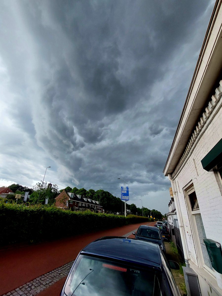 duveltje's tweet photo. Gelukkig alle #buurtbewoners binnen #vestingsloop #DenBosch #onweer
en nu heel wat monden te vullen galerij etentje
#gezelligheid en #socialecohesie hoog houden πͺ https://t.co/1Yl0MZsrVg