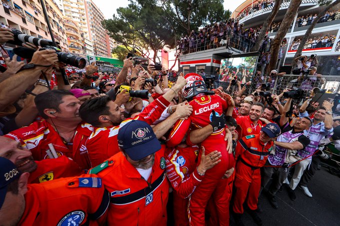 Charles Leclerc celebra junto a Ferrari / Fuente: Ferrari