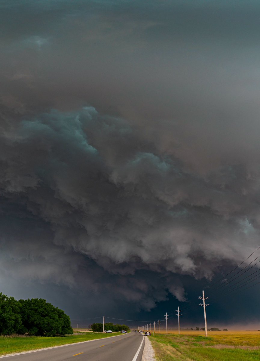 Gestern stand in den USA die nächste heftige Unwetterlage an, dieses Mal leider in Begleitung mit schlimmen Schäden. Während wir eine starke Superzelle in Süd-Kansas verfolgten, entwickelte sich knapp vor uns ein Tornado und traf ein Haus nahe Hazelton. Die Familie konnte zum