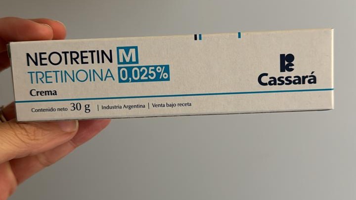 Probé la tan famosa Tretinoína, un derivado del ácido retinoico. Si lo hacen vayan de a poco, no más que una medida de arveja porque es más fuerte que el Retinol y la textura despista. El segundo día me puse un poco más y a la mañana lo sentí. 11.000 pesos en la farmacia.
