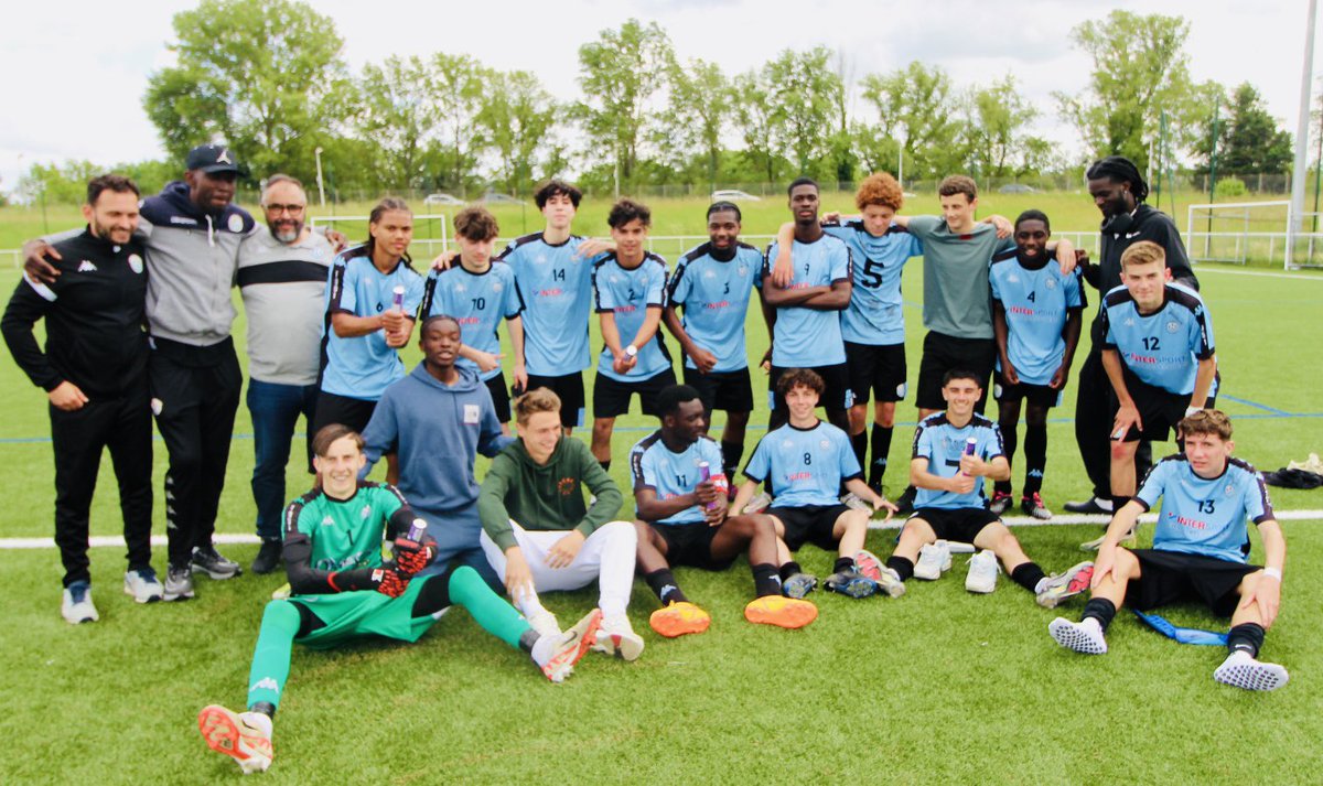 John_BONETAT's tweet photo. Un final en explosif !
Bravo les champions 
En route pour l’aventure #U19 Nationaux
#NouvelleGénérationTFC
@ToursFC_Asso 
BRAVO au Staff !
@ToursFC https://t.co/xiB1HlrDYU