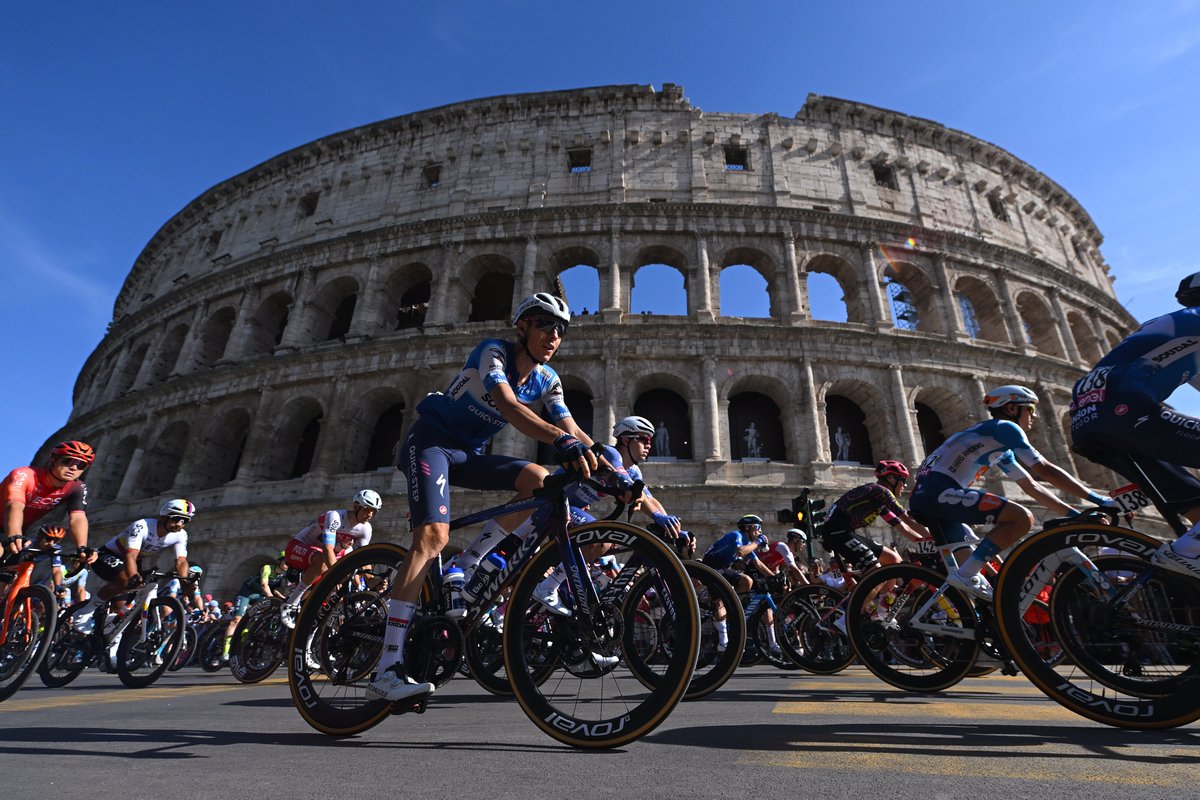 Three laps remaining at the #Giro. Photo: @GettySport