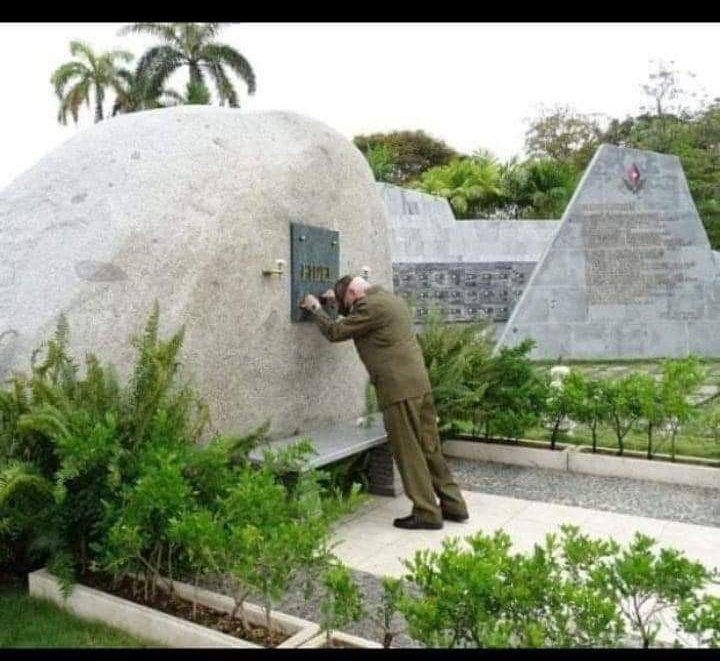 Una fotografia que no necesita explicación, 92 aniversario del Comandante Ramiro, ejemplo de lealtad y valentía.
#VivaLaRevolucíon.
#PatriaOMuerteVenceremos.