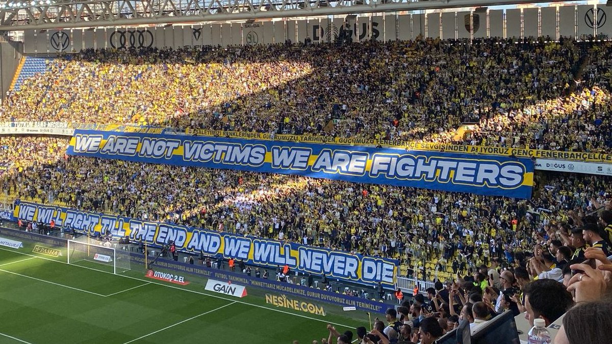 ⚽ Fenerbahçe tribününe asılan pankart: 📌 'Kurban değiliz, savaşçılarız.'
