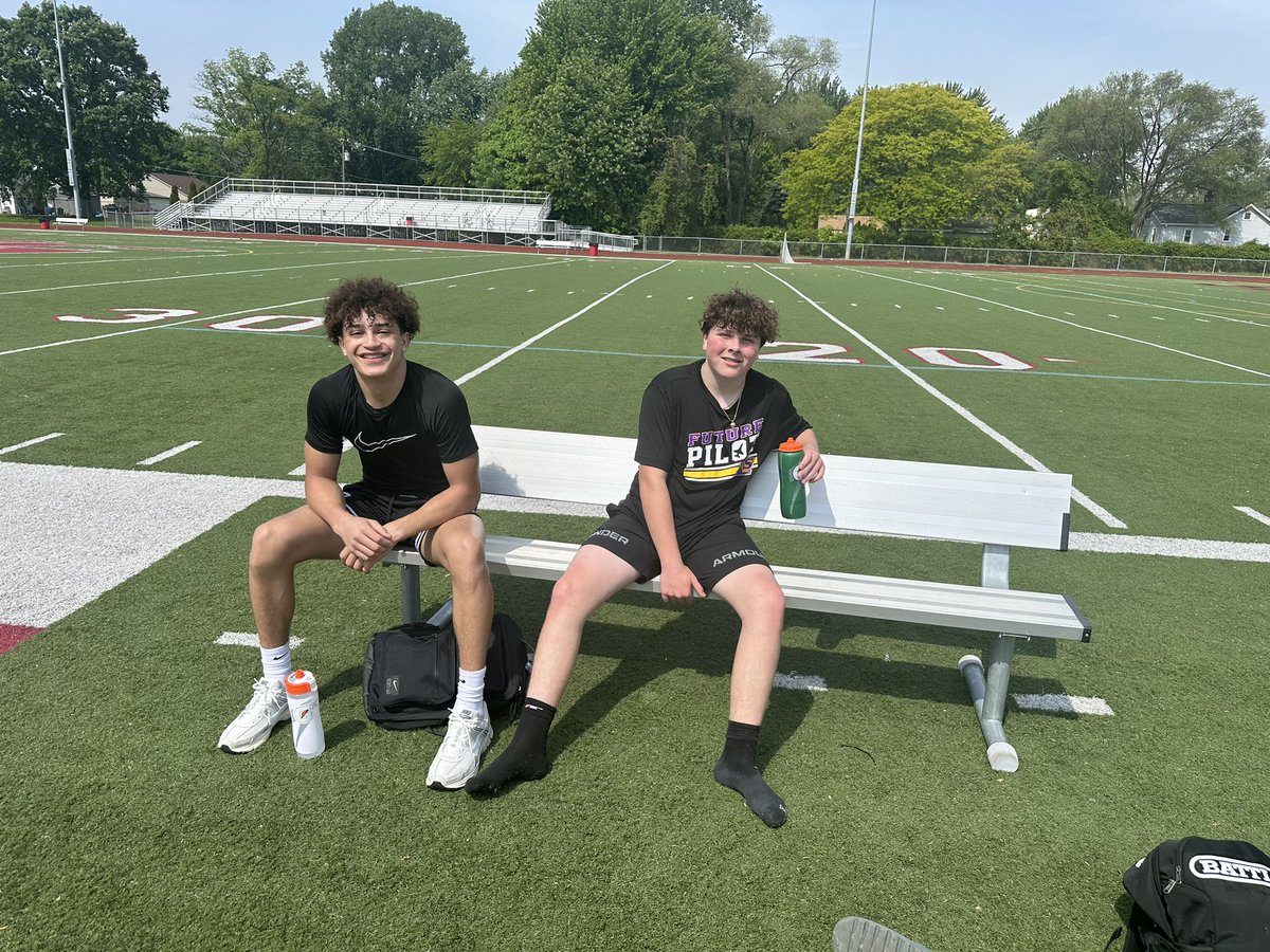 had a great workout today with austin brown and my boy @masoncz28 god blessing us with another beautiful day @DLSFootball_MI @DLSPilots @JamesALight @gary_abernathy @coachrohn @delasallehs @PrepRedzoneMI @TheD_Zone