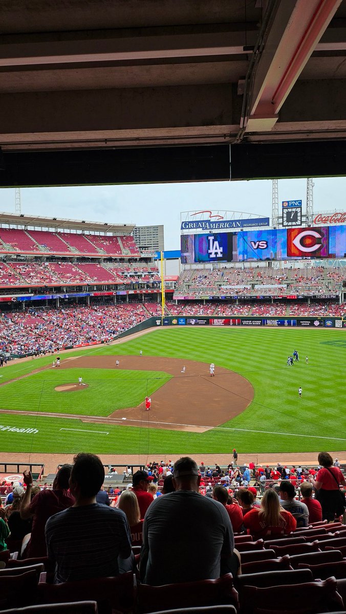 ItsJessIGuess13's tweet photo. Red's v Dodgers babyyyyyy https://t.co/CjeAWLPATP