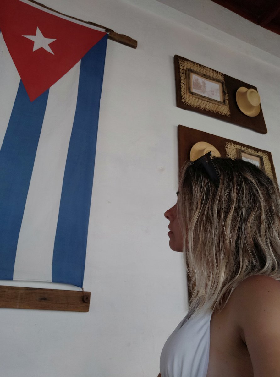 Es bello ser comunista 🇨🇺,
aunque cause muchos dolores d cabeza.

Y es q el dolor de cabeza d los comunistas
se supone histórico, es decir
q no cede ante las tabletas analgésicas
sino sólo ante la realización del Paraíso en la tierra.
Así es la cosa.

✍🏻 Roque Dalton

Continúa...