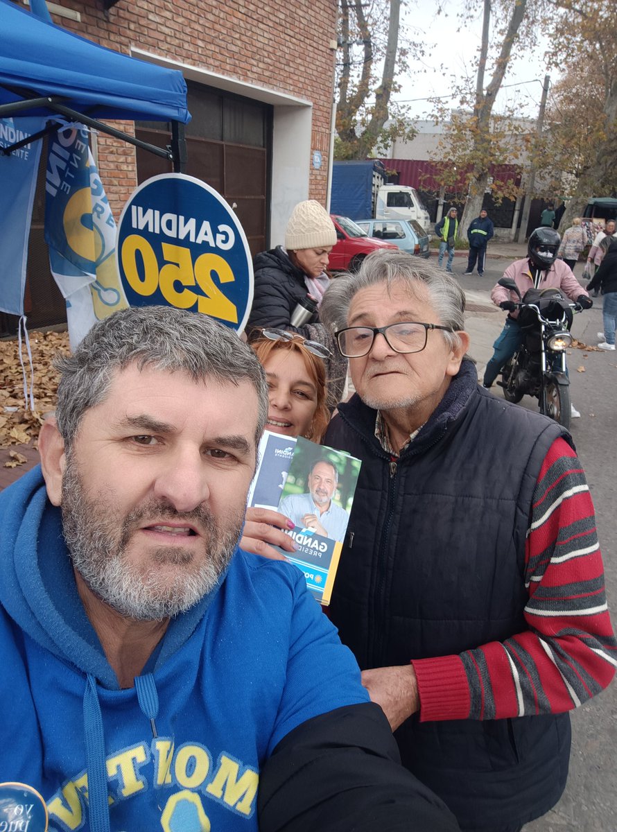 lista250500's tweet photo. En la Feria de la teja con compañeros de @listaquinientos @lista250 @movporlapatria @PNACIONAL @jorgegandini @JBarriosBove @tatoviviano
#yopuedo
#uruguaypuede
#gandinipresidente
#lista500 https://t.co/lyH87MJFc1
