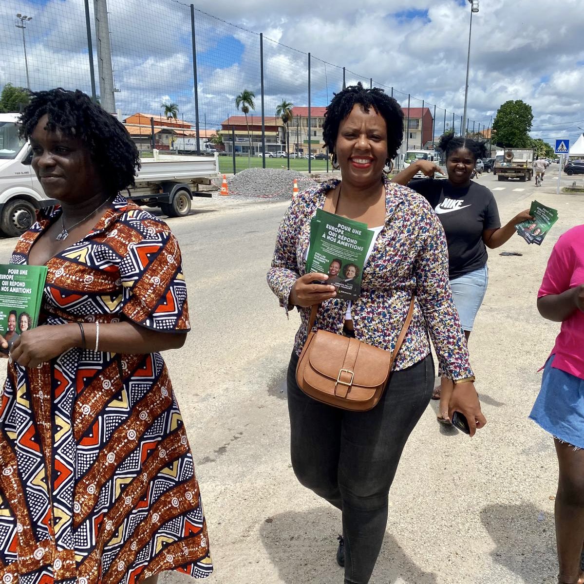 Une journée à Saint Laurent du Maroni hier avec @WenderKaram à la rencontre d'élu•es, d'associatifs pour échanger sur la jeunesse, le sport et la lutte contre les violences faites aux femmes puis déambulation au marché et rencontre avec les citoyen•nes. 💚