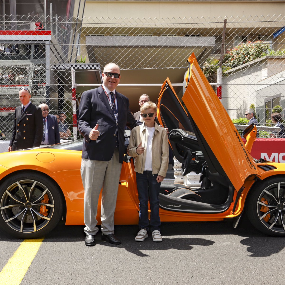 🇲🇨 Comme chaque année, LL.AA.SS le Prince Albert II et la Princesse Charlène de Monaco, ainsi que de nombreuses personnalités locales et internationales assistent au Grand Prix de Monaco, un événement incontournable ! C’est ce soir dans notre JT de 18h30.