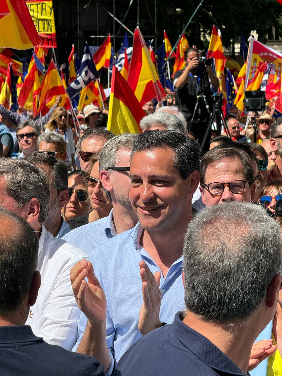 raulhoz's tweet photo. No nos van a callar.

Hoy hemos salido a la calle en Madrid para dejarlo claro.

El #9J lo volveremos a hacer en las urnas.

#EleccionesYa
#TuRespuesta
#EspañaResponde https://t.co/2JOSQwGjn1