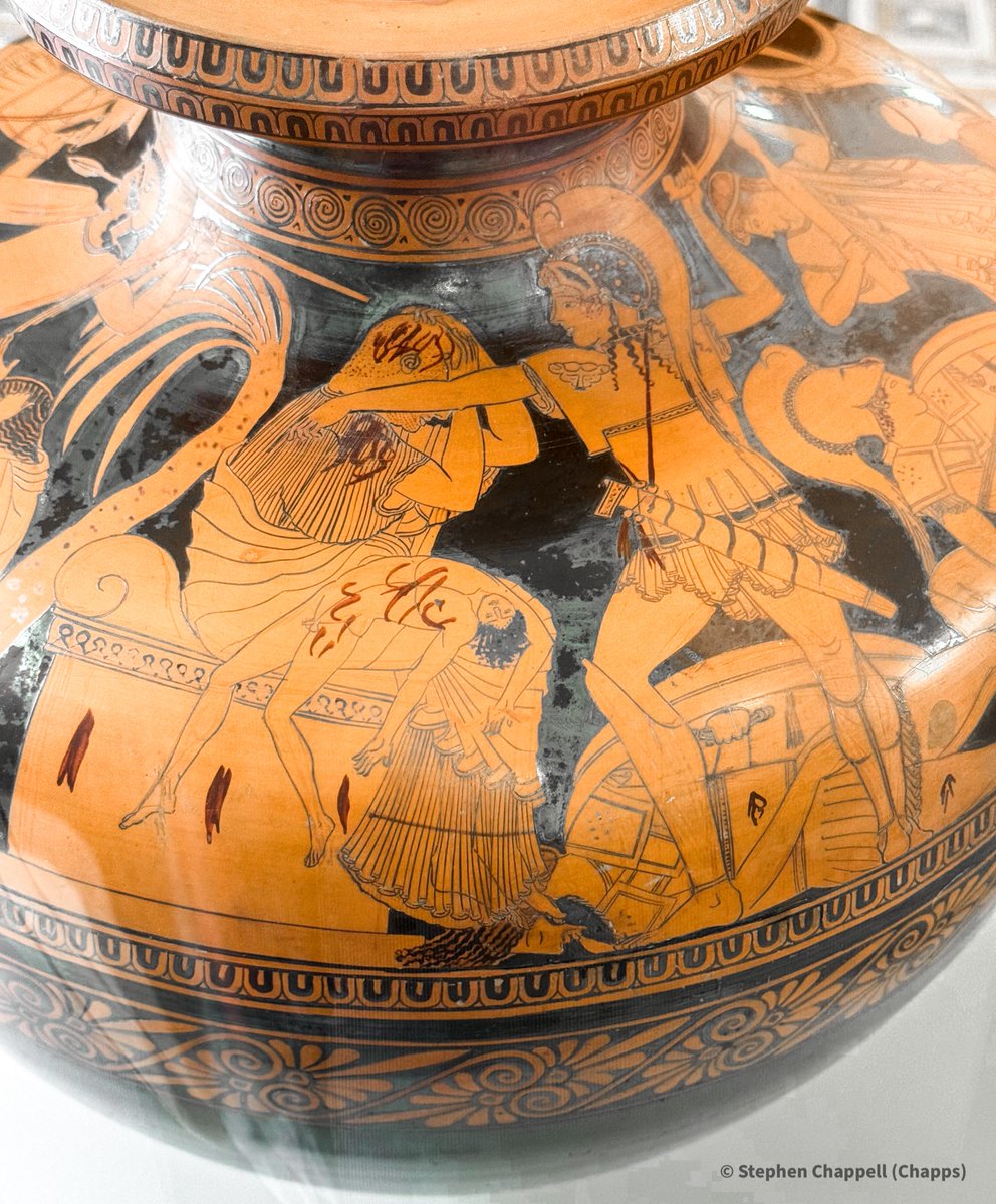 Red-figure Attic kalpis (the Vivenzio Hydria), used as a cinerary urn in a prestigious burial. Around the shoulder of the vase are scenes of the capture of Troy. Here, the killing of Priam and his son, Polites. Nola, 490-480 BCE (Kleophrades Painter) #MANN (inv. 81669) 📸 me