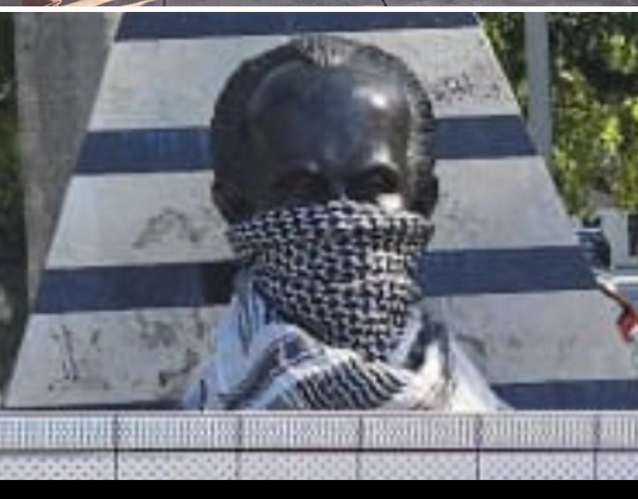 Vandalizado busto de #JoseMarti en #coralgables frente a la policía @CoralGablesPD los defensores de la dictadura de #Cuba el principal aliado de Irán, Rusia y Hamas actúan impunemente. Una cosa es el derecho de expresión y otra insultar la memoria de Martí poniéndole una