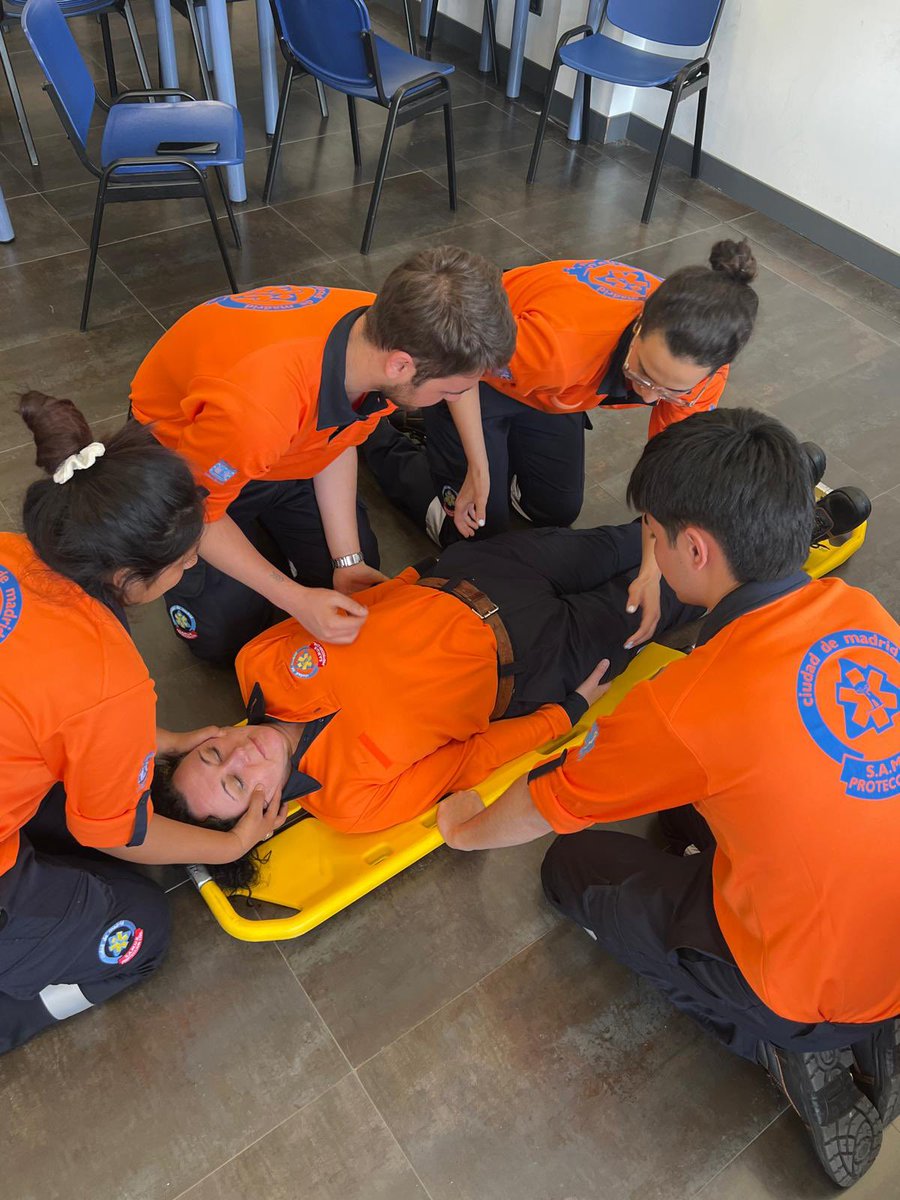 SAMUR_PC's tweet photo. Nuestros aspirantes a voluntarios de Protección Civil de la promoción 24.2 finalizan este fin de semana el módulo de trauma en @CIFSE_Madrid. https://t.co/CHMRfDX2Ud