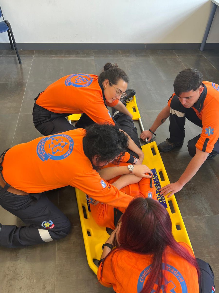 SAMUR_PC's tweet photo. Nuestros aspirantes a voluntarios de Protección Civil de la promoción 24.2 finalizan este fin de semana el módulo de trauma en @CIFSE_Madrid. https://t.co/CHMRfDX2Ud