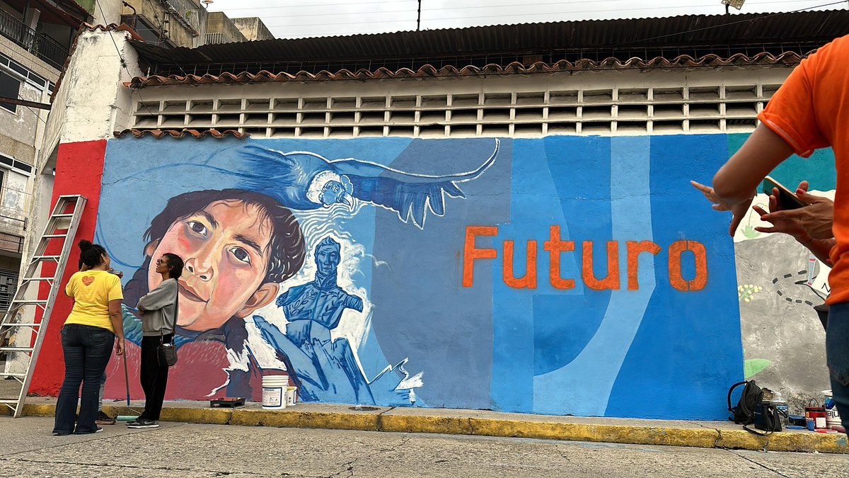 movfuturoven's tweet photo. El municipio Libertador del estado Mérida realizó su mural de Futuro con amor y esperanza. ¡Qué extraordinario ver a toda Venezuela llenando de colores cada rincón! 🎨🇻🇪 https://t.co/zFpkapEFtg