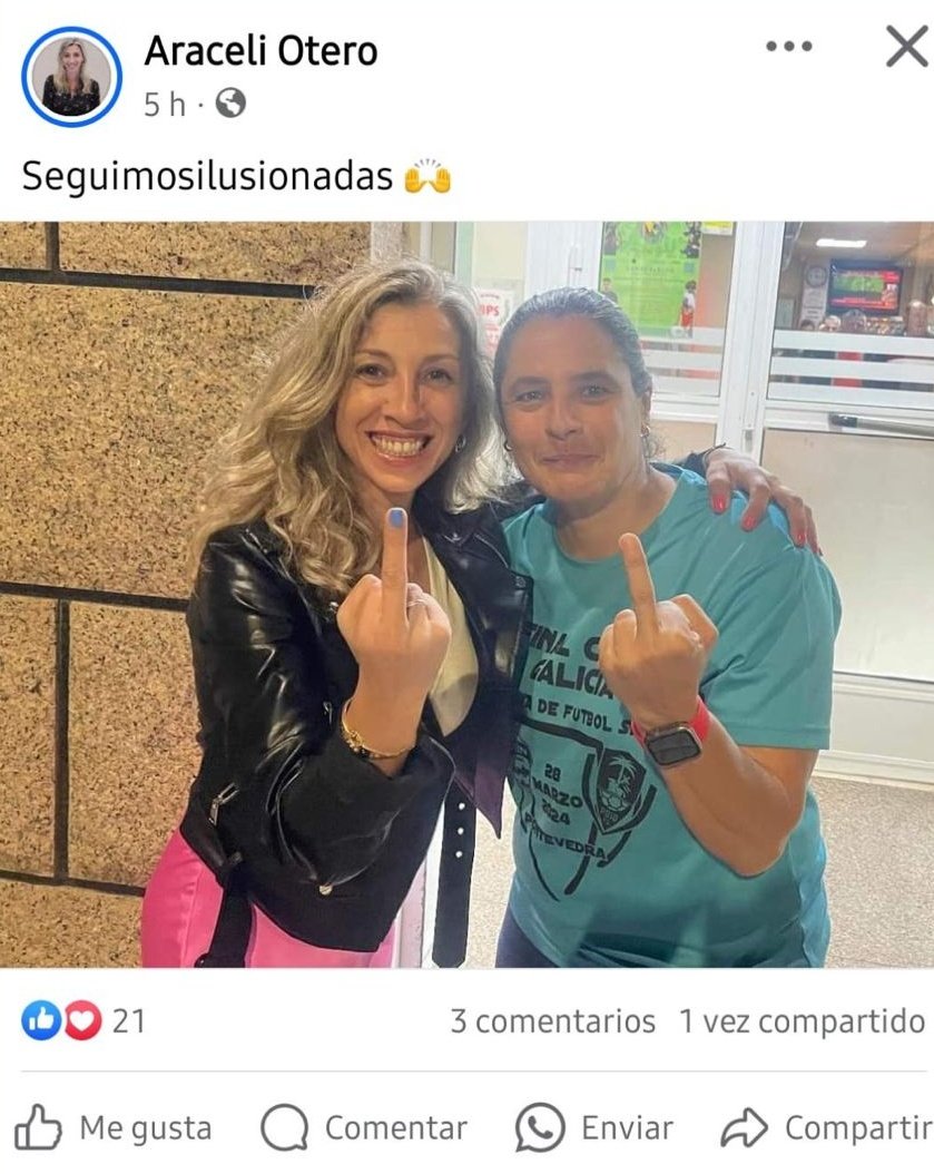 CiudadanoDrake's tweet photo. Si los cánticos contra @amarellefsf en la celebración de la permanencia del @marin_futsal, también sale a la luz  esta publicación de la presidenta del Marín y exconcejal del @ppopular de Moaña con un corte de mangas.

Cuanta ilusión!!! https://t.co/GVuCGeSSh5