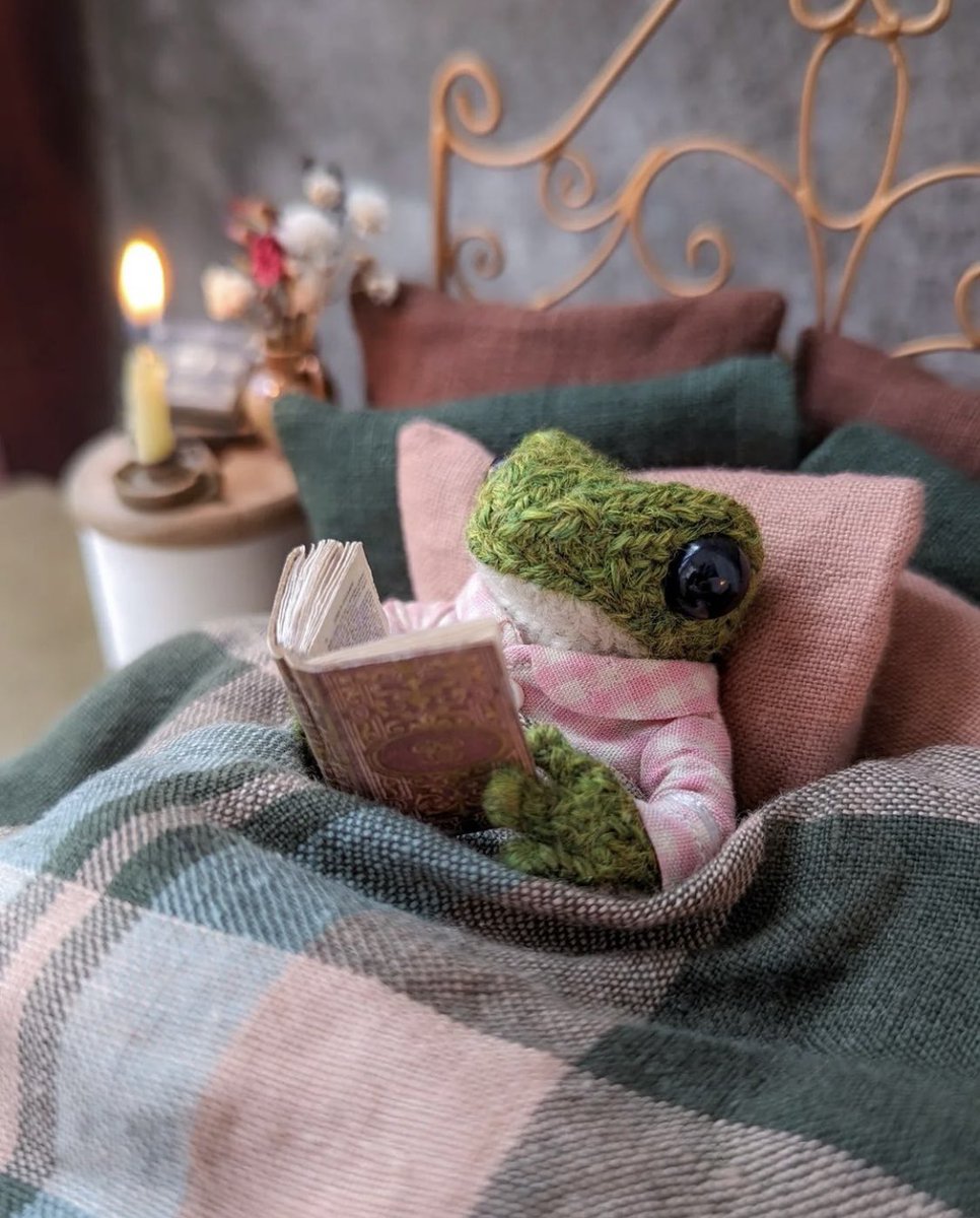 TitaniasRealm's tweet image. "What does your ideal day look like?"

Me: