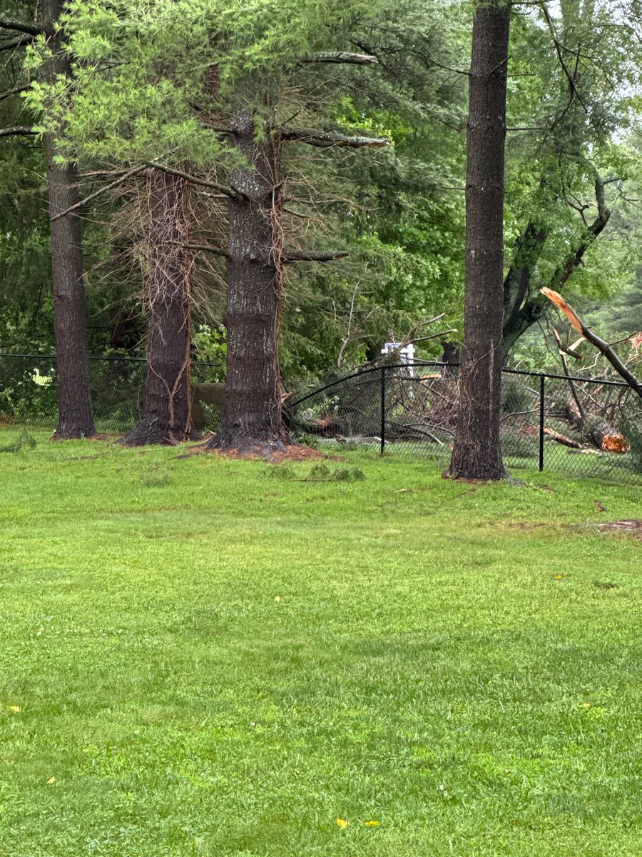 Bri_Roby's tweet photo. @MarcWeinbergWX Tresa down in Fern Creek behind Wildwood Country Club. https://t.co/6jtXVe1BAC