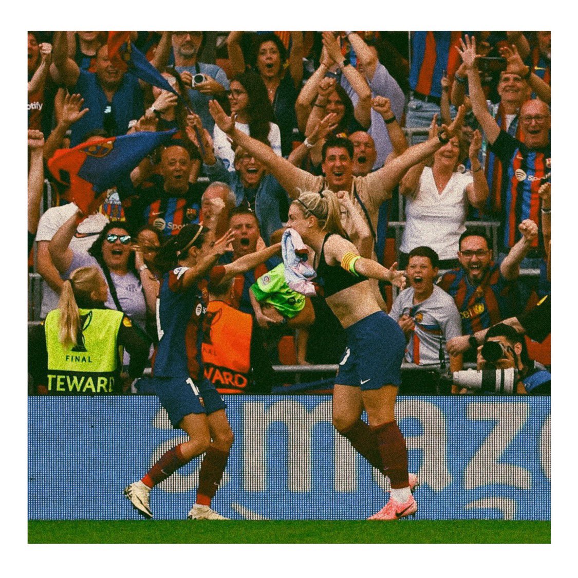 Las dos ganadoras españolas del Balón de Oro, hombres, mujeres, mayores, jóvenes, un niño arrancándose el escudo… Y ni un sólo móvil.

Es la foto perfecta, lo tiene todo.