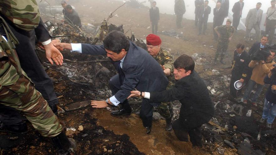 Hoy se cumplen 21 años de la muerte de 62 soldados en la chatarra del Yak-42. Falsificaron 32 identificaciones. El ministro Federico Trillo del PP jamás fue condenado. Marlaska, entonces juez afín al PP, archivó el caso. Hoy es el ministro del Interior del PSOE.