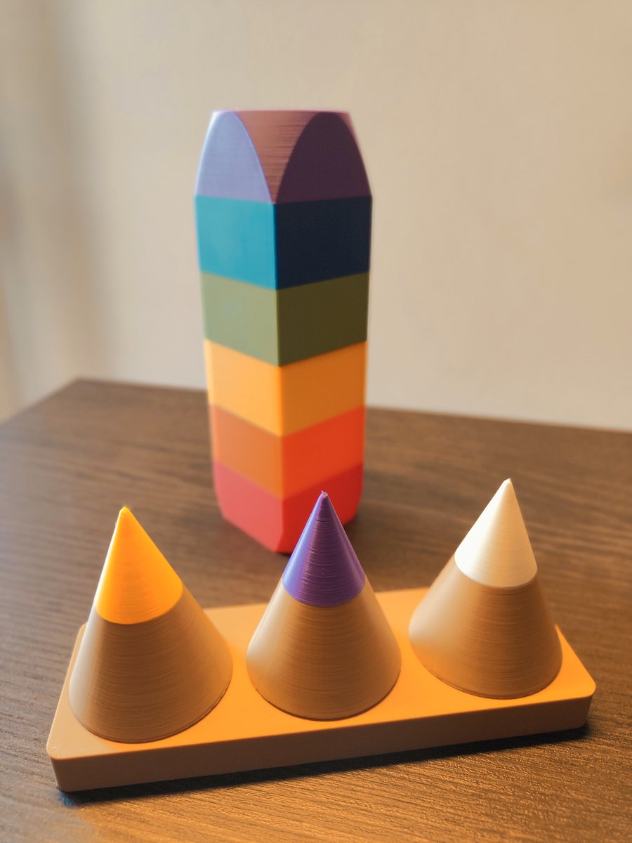 I present to you my Pastel Vase, a versatile and colorful home decoration inspired by the shape of a crayon. Use it with the lid for a playful look, without the lid as vase, or display the lid on one of 5 bases for a unique touch. #freedownload than.gs/m/1067371 @Thangs3D