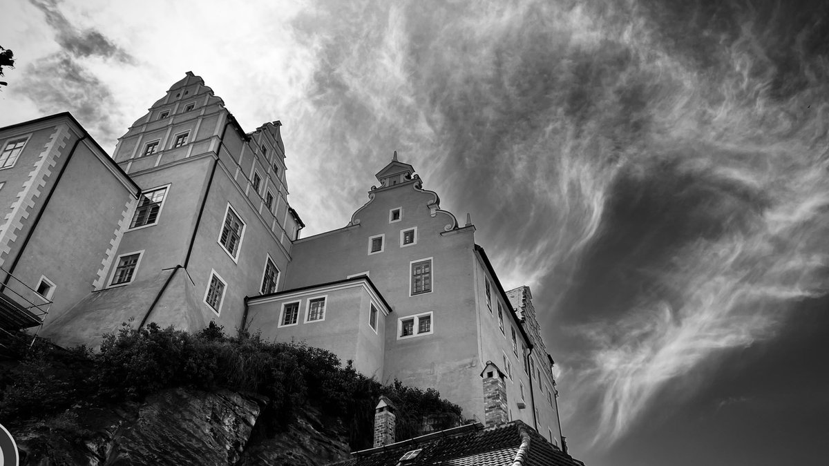 Quedlinburg. 
Ein deutscher Ort. 
Trotz des amtierenden fanatischen Klima-Mullah-Regimes sind die Mauern des Schlosses über der Stadt noch nicht mit BRD-Bauschaum klimarettend versiegelt…