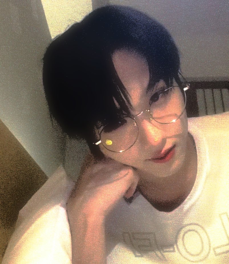 sevenpixells's tweet photo. who’s boyfriend is this https://t.co/xBYCMhQyp0