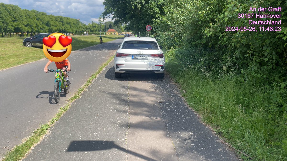 ICESonic6's tweet photo. wieso kontrolliert &amp; handelt die #AutoPolizei der Streife der @Polizei_H -Stöcken nicht selbstständig die #AutoGewaltBlockade bei ( Sport) Veranstaltungen in Der Graft . @hannoverpolitik @IHK_Tourismus #Herrenhäusergärten @spdhannover @KlimaRegion @Stadtradeln_Han @OlafLies https://t.co/xoadLYlI09
