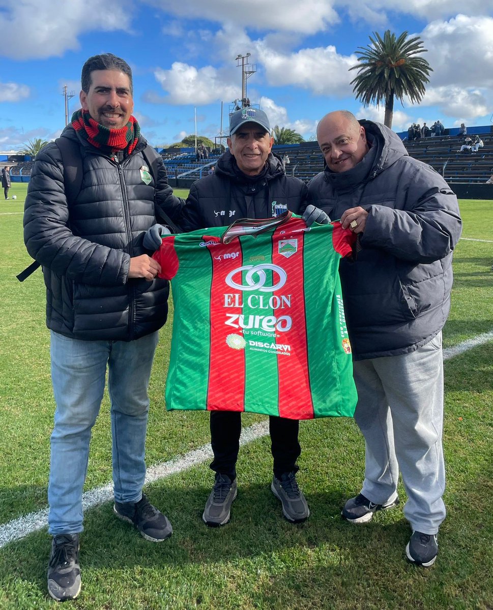 🧢 RECONOCIMIENTO AL PROFE

En la jornada de ayer, la Comisión Directiva de Rampla Juniors obsequió la camiseta 2024 al querido Prof. Modesto Turrén.

#RamplaEsDeSuGente