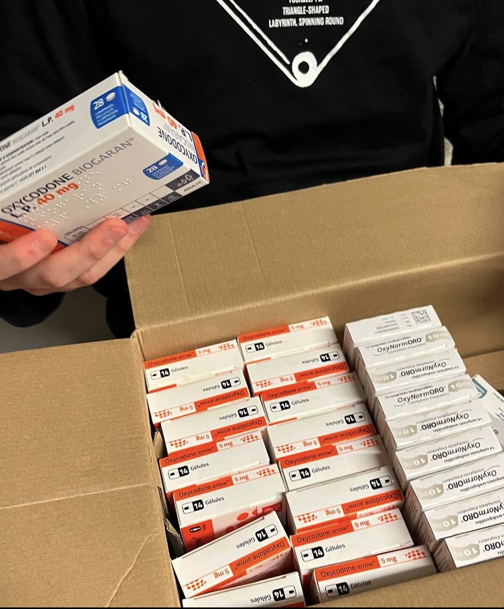 sharkirep's tweet photo. tout pour le buzz go faire une od au percs (oxycodone) juste pr vendre des tees, lets relapse https://t.co/5gQoxz1fyW