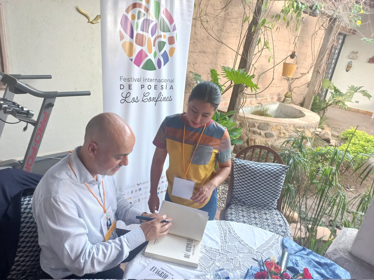 Después un par de años de querer asistir al Festival de Los Confines📖🇭🇳, por fin he podido venir, y muy feliz que haya sido una ocasión para presentar, por primera vez, mi segunda novela: "Evagrio(yYo)" 🤓📚 
#EvagrioyYo #Honduras