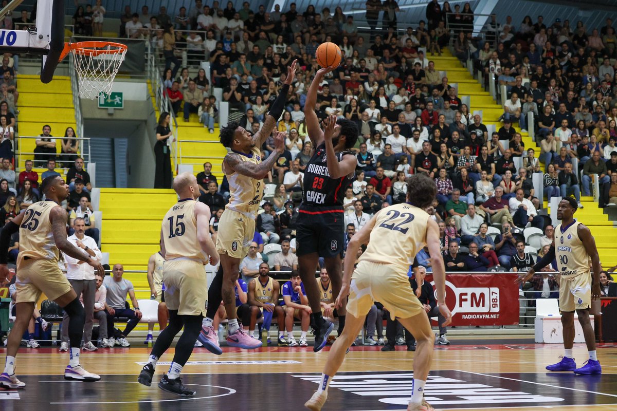fpbasquetebol's tweet photo. 🏀 @OvarenseBasquet 83-86 @FCPorto 
🏆 Liga Betclic Masculina (meia-final - jogo 3)
📍 Arena de Ovar
⭐ @CharlonONEKloof (17pts, 5/7 2P, 7/8 LL, 5res, 5ast, 1rb, 2dl)
📊 https://t.co/m1VgyD0IVL

#SomosBasquetebol #LigaBetclicMasculina https://t.co/3AwHOIpq2O