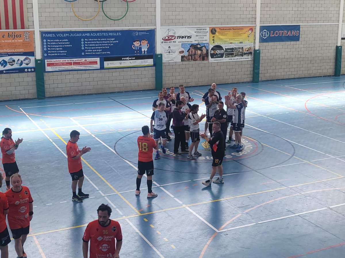 chses1973's tweet photo. ➡️ VICTÒRIES DELS SÈNIORS CHSES 😊💪
😊👉 Victòria del Sènior-A ♂️ (37-18) #CopaCatH (Vuitens) vs @H_Poblenou A i el @Fakoy_Corp Sènior ♀️ descansa
😊👉 Victòries del Sènior-B ♂️ (31-25) #1aCatH vs @handbolbordils B i del Màster ♂️ (33-16) vs @CHSantAndreu
💙🤍 #OrgullCHSES https://t.co/2KJru7MRk7